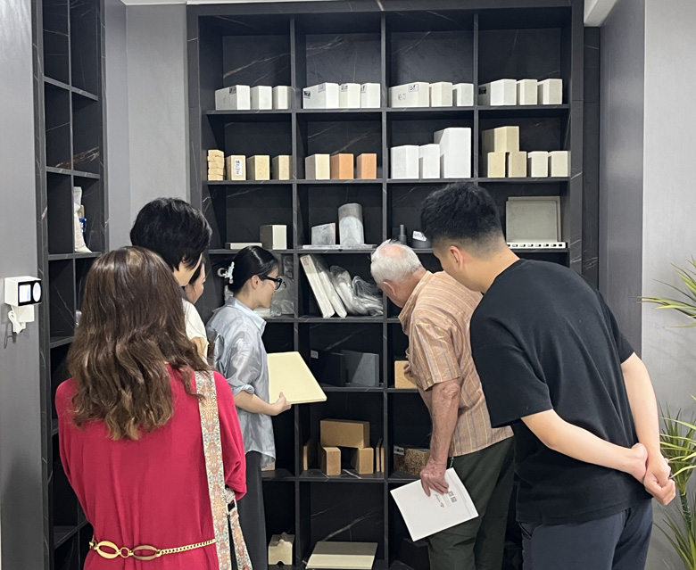 A Customer from New Zealand Checked Kiln Shelves in Kerui Factory