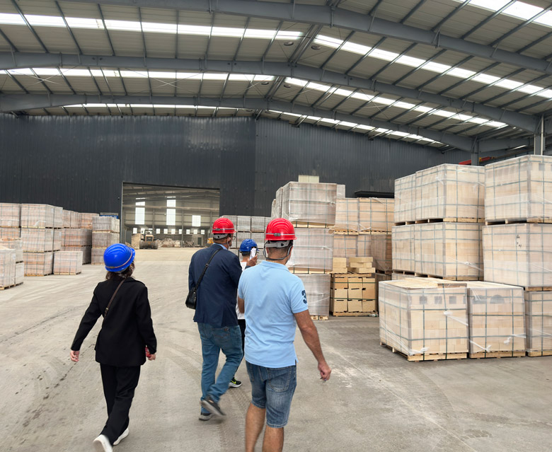 Iraqi Customers Visited Kerui Storage Workshops