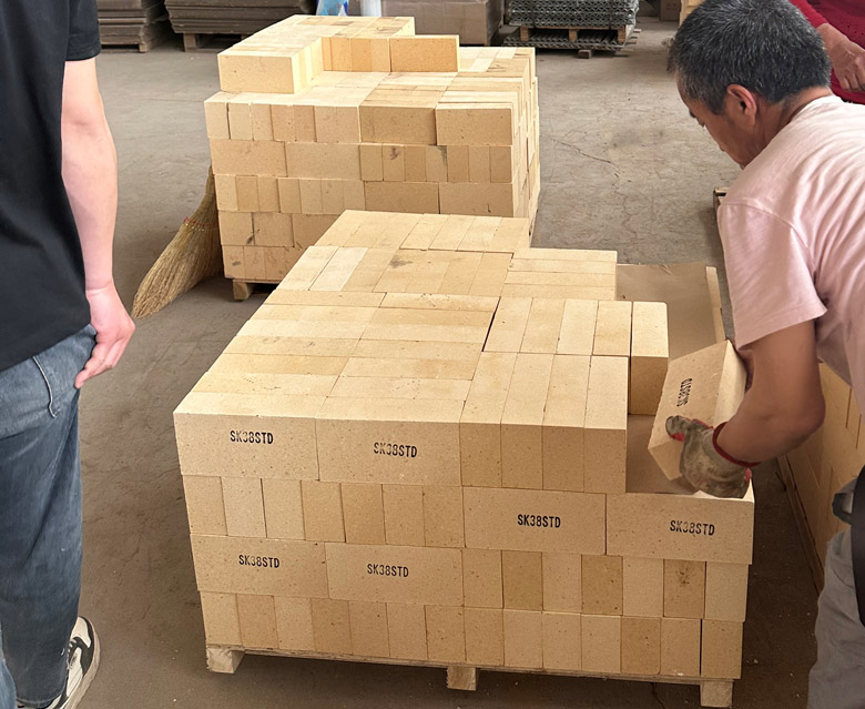 Packing SK38 High Alunina Refractory Bricks Shipped to South Korea